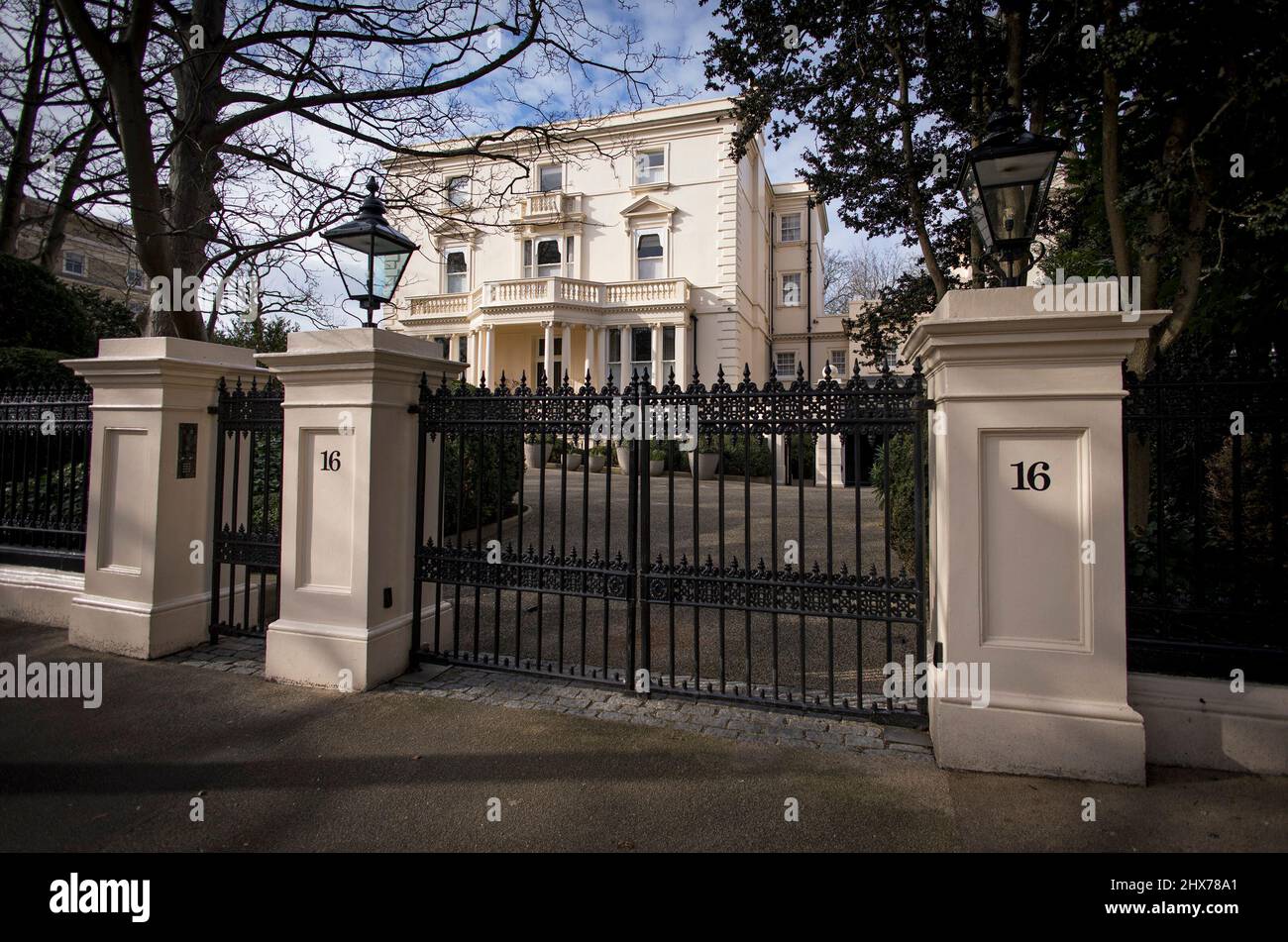 London, Großbritannien. 10. März 2022. Die Londoner Wohnung des russischen Oligarchen, Milliardärs und Geschäftsmannes Roman Abramovich in den Kensington Palace Gardens in London (heute, 10.. März 2022), die angeblich zum Verkauf stehen soll. Die britische Regierung hat Sanktionen gegen Herrn Abramovich und sein Vermögen verhängt. Bildnachweis: Ben Cawthra/Sipa USA **KEINE Verkäufe in Großbritannien** Bildnachweis: SIPA USA/Alamy Live News Stockfoto