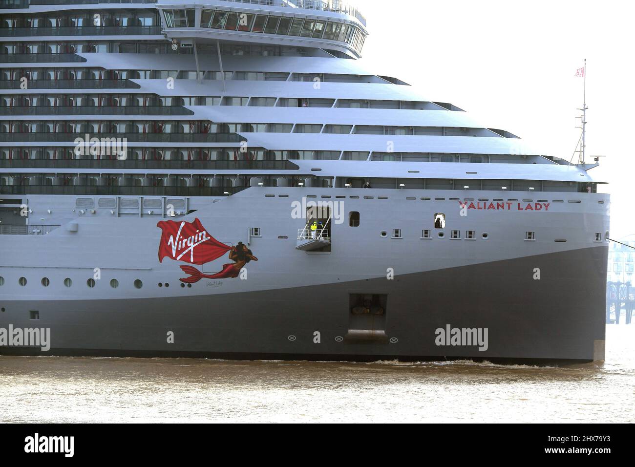 Tilbury Essex, Großbritannien. 10. März 2022. Das brandneue Virgin Cruise-Schiff Valiant Lady macht seine erste Reise entlang der Themse, um am London International Cruise Terminal in Tilbury Essex anzulegen. Das zweite Schiff der Virgin Cruises-Flotte ist auf einer Werbetour durch Großbritannien, bevor es am 18.. März seine erste Kreuzfahrt von Portsmouth aus antritt. Das Schiff verfügt über 1.330 Kabinen plus 78 Rockstar Quarters und zwei massive Suiten mit Whirlpools und Musik Plattenspielern. Quelle: MARTIN DALTON/Alamy Live News Stockfoto