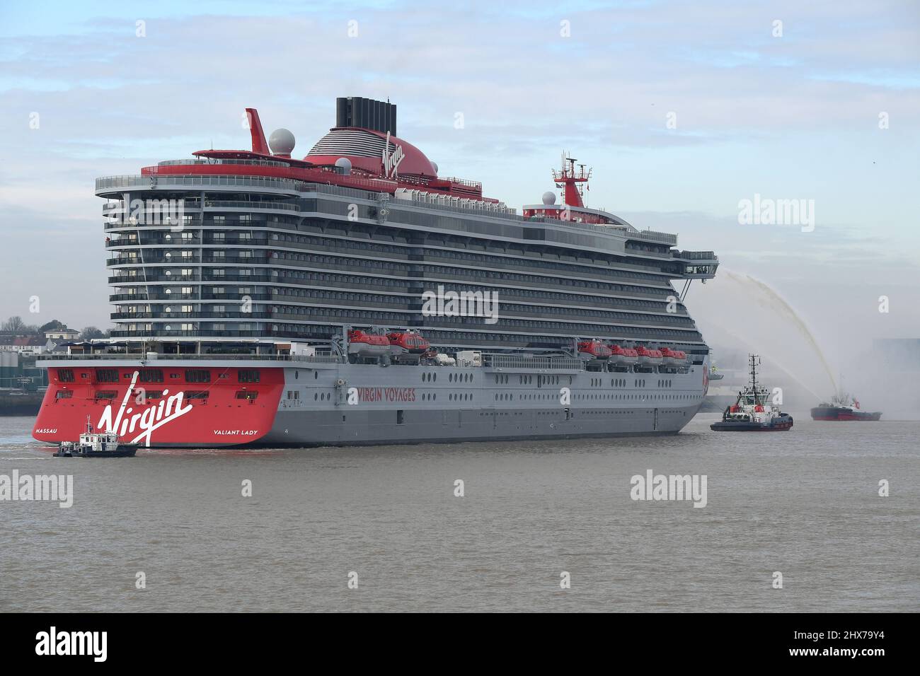 Tilbury Essex, Großbritannien. 10. März 2022. Das brandneue Virgin Cruise-Schiff Valiant Lady macht seine erste Reise entlang der Themse, um am London International Cruise Terminal in Tilbury Essex anzulegen. Das zweite Schiff der Virgin Cruises-Flotte ist auf einer Werbetour durch Großbritannien, bevor es am 18.. März seine erste Kreuzfahrt von Portsmouth aus antritt. Das Schiff verfügt über 1.330 Kabinen plus 78 Rockstar Quarters und zwei massive Suiten mit Whirlpools und Musik Plattenspielern. Quelle: MARTIN DALTON/Alamy Live News Stockfoto