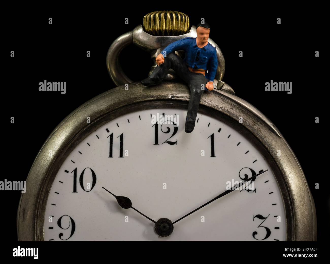 Procrastination, Fokus-Timer, Konzentration oder Produktivität Konzept, Miniatur Menschen Geschäftsmann sitzende Uhr Stockfoto