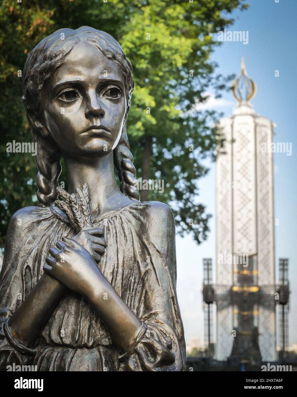 Metallstatue eines Mädchens bilden Holodomor Denkmal Denkmal in Kiew, Ukraine Stockfoto