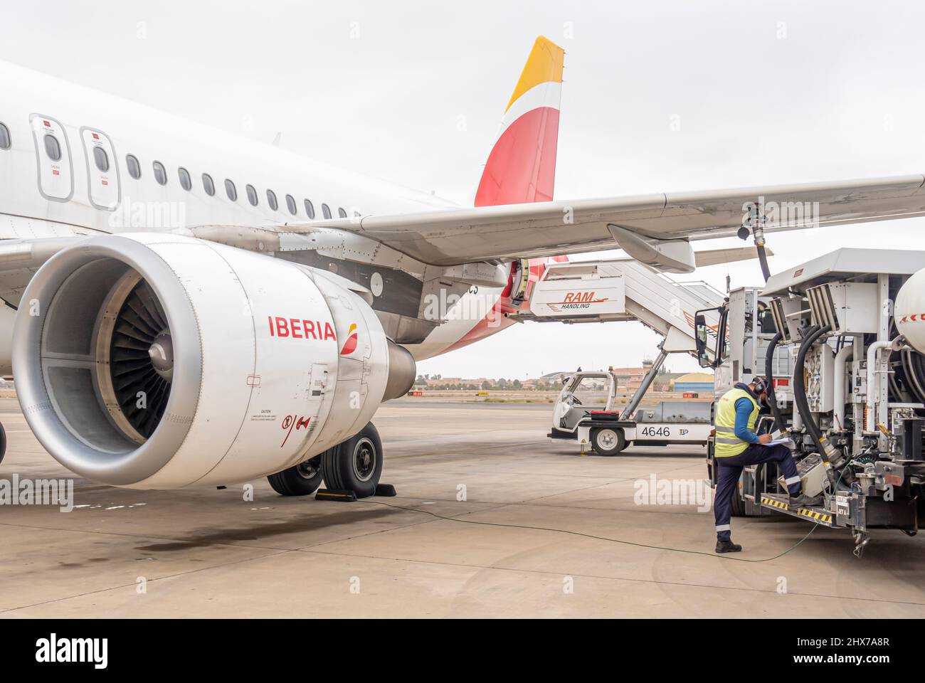 Ein Mitarbeiter, der das zweimotorige Flugzeug Airbus A320 von Iberia Airlines im Flughafen Marrakesch-Menara, Marokko, Nordafrika betankt Stockfoto