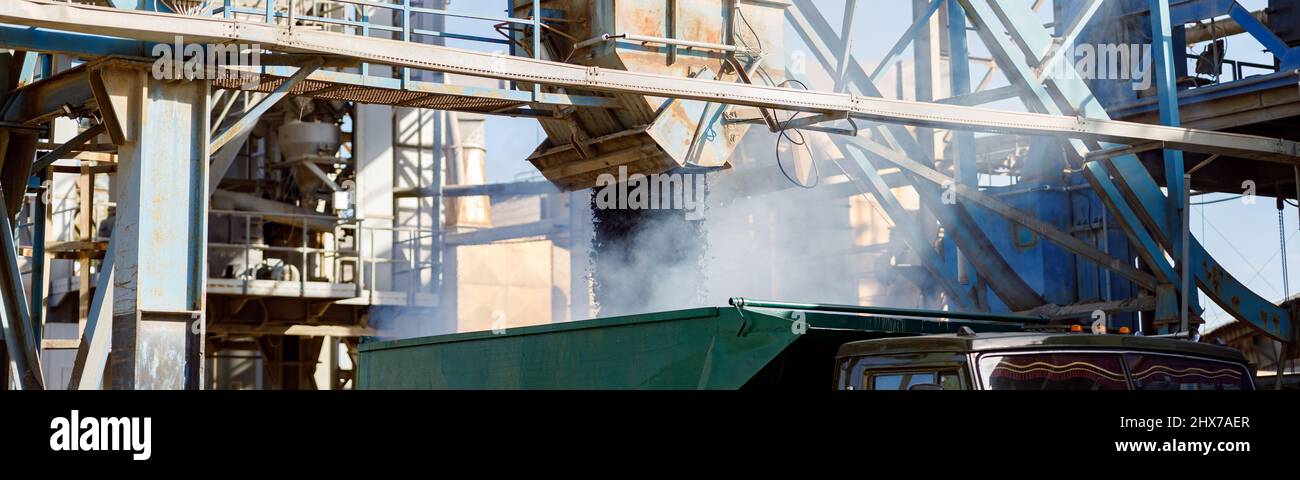 Produktionsanlage mit Industrieanlagen und Fahrzeug Stockfoto