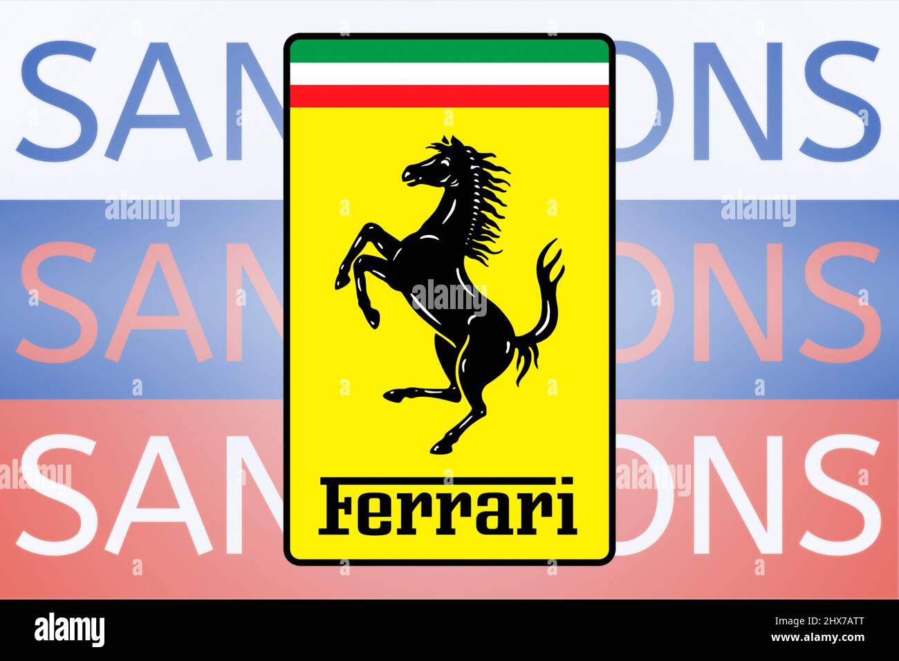 Ferrari-Logo vor dem Sanktionstext auf der russischen Flagge. Neue Sanktionen gegen Russland wegen seiner Invasion in der Ukraine. März 2022, San Francisco, USA Stockfoto