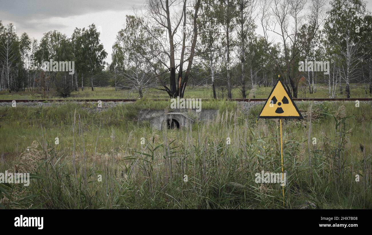 Vor ihm steht ein nuklearbefalltes Land, das mit einem Schild für nukleare Strahlung markiert ist, Tschernobyl, Ukraine Stockfoto