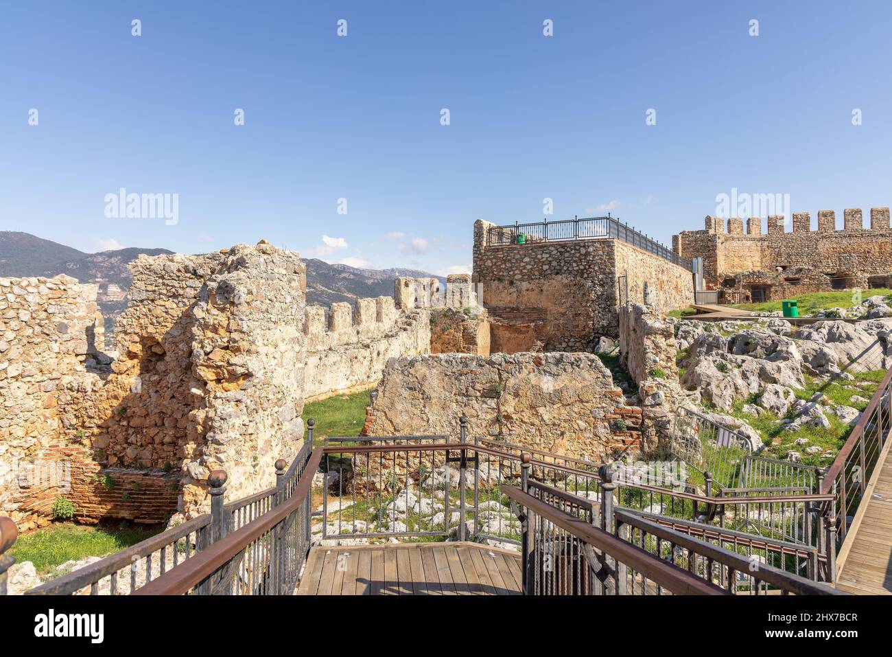 Innere Festung der mittelalterlichen Burg von Alanya an der Mittelmeerküste im Süden der Türkei. Stockfoto