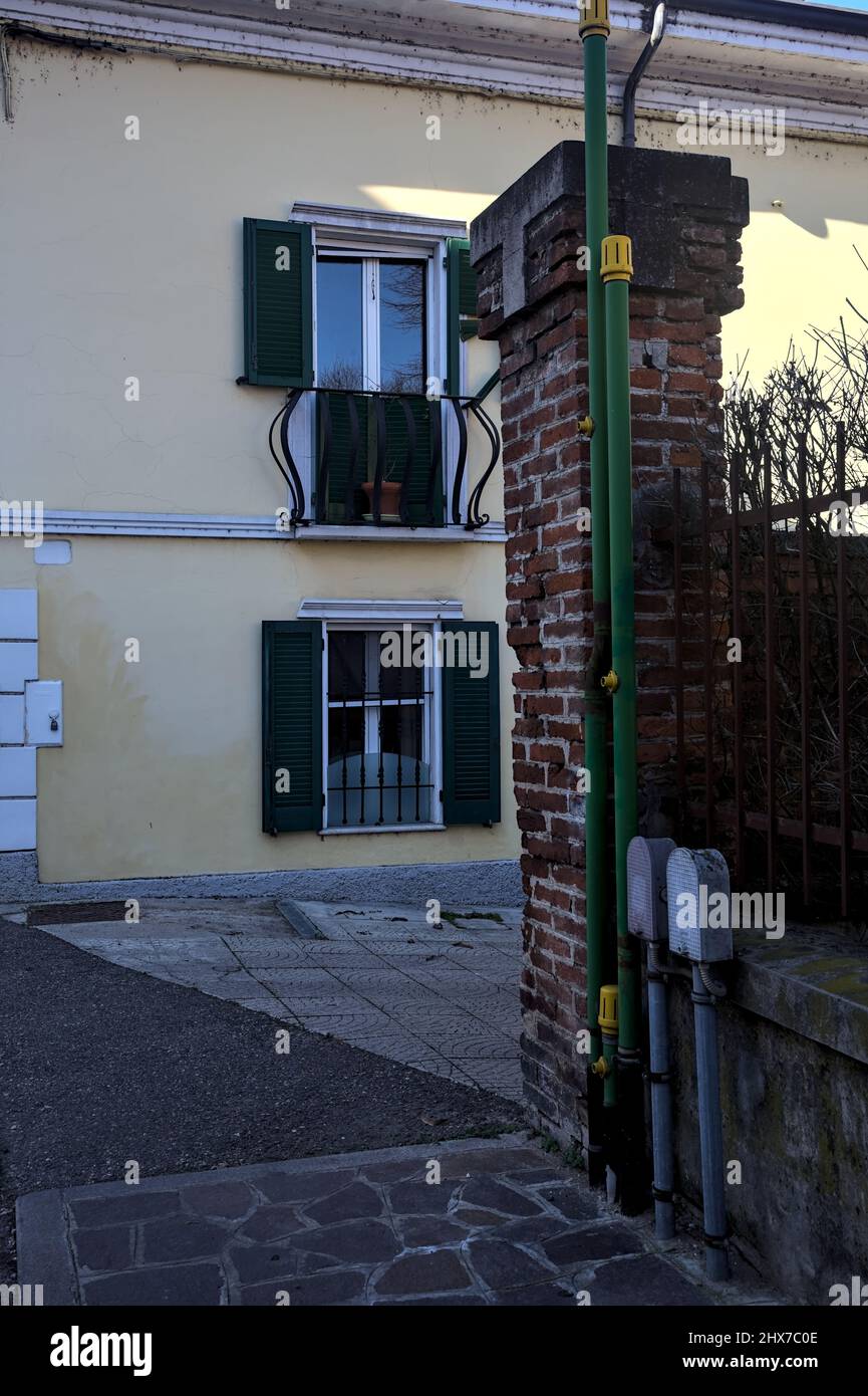 Hinterhof eines Landhauses im Schatten Stockfoto
