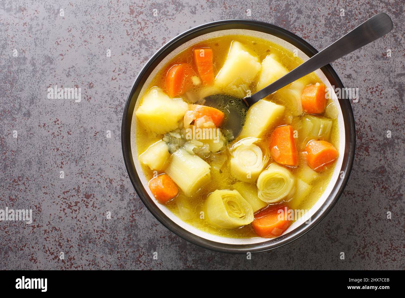 Porturusalda traditionelle baskische Rezept mit Kartoffeln, Lauch und Karotten Closeup in den Teller auf dem Tisch. Horizontale Draufsicht von oben Stockfoto