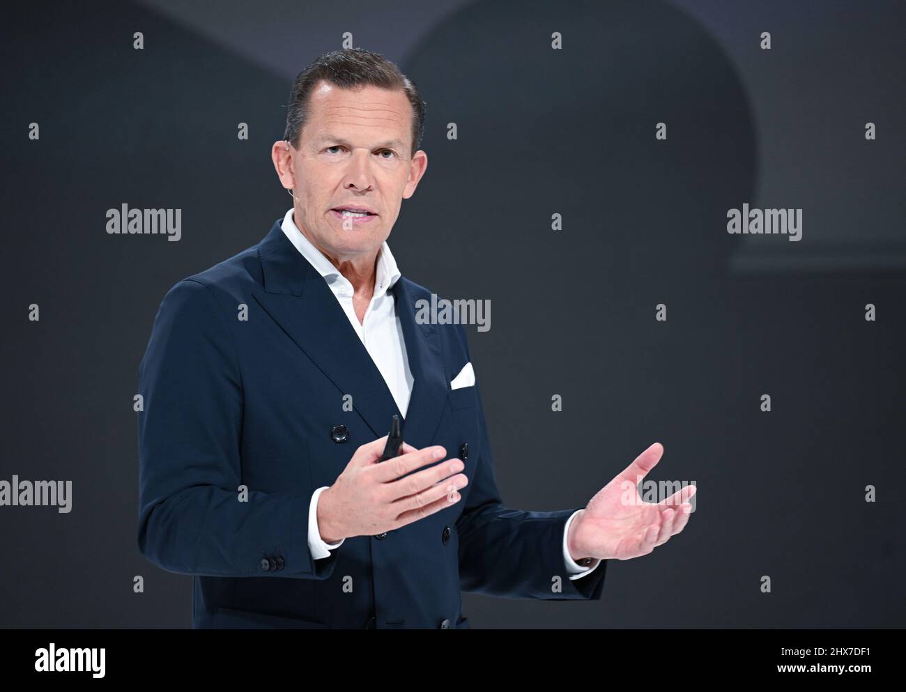 Filderstadt Sielmingen, Deutschland. 10. März 2022. Daniel Grieder, CEO des Modekonzerns Hugo Boss, steht während der Jahrespressekonferenz vor einer Videoleinwand. Quelle: Bernd Weißbrod/dpa/Alamy Live News Stockfoto