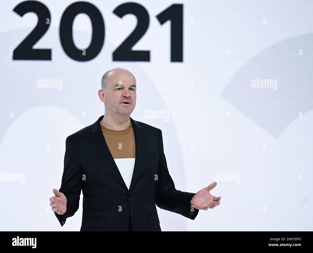 Filderstadt Sielmingen, Deutschland. 10. März 2022. Yves Müller, CFO des Modekonzerns Hugo Boss, steht während der Jahrespressekonferenz vor einer Videoleinwand. Quelle: Bernd Weißbrod/dpa/Alamy Live News Stockfoto