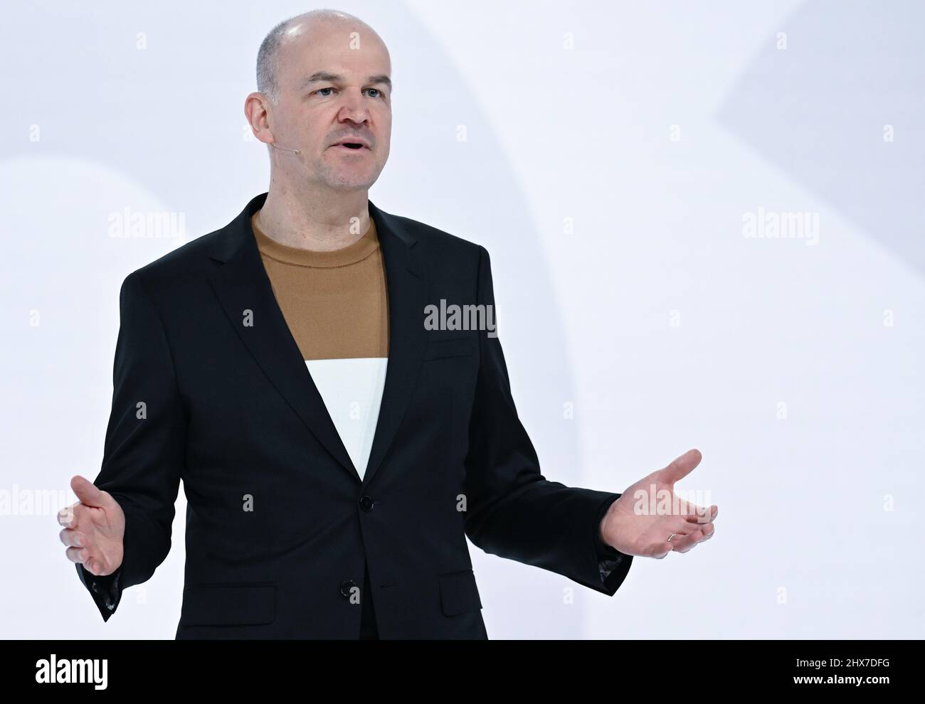 Filderstadt Sielmingen, Deutschland. 10. März 2022. Yves Müller, CFO des Modekonzerns Hugo Boss, steht während der Jahrespressekonferenz vor einer Videoleinwand. Quelle: Bernd Weißbrod/dpa/Alamy Live News Stockfoto