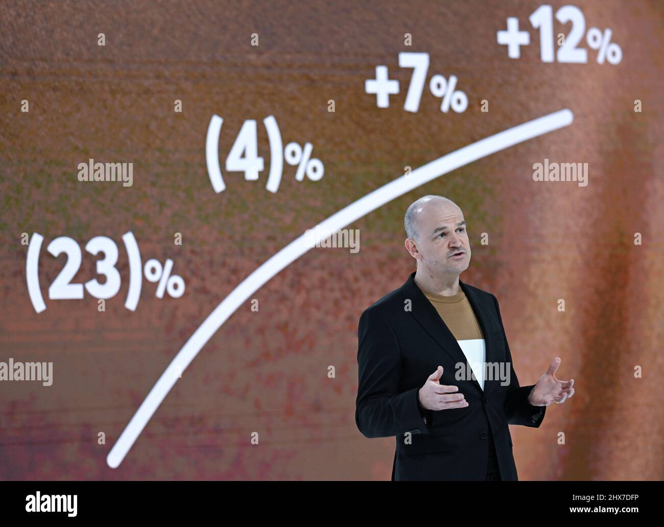 Filderstadt Sielmingen, Deutschland. 10. März 2022. Yves Müller, CFO des Modekonzerns Hugo Boss, steht während der Jahrespressekonferenz vor einer Videoleinwand. Quelle: Bernd Weißbrod/dpa/Alamy Live News Stockfoto