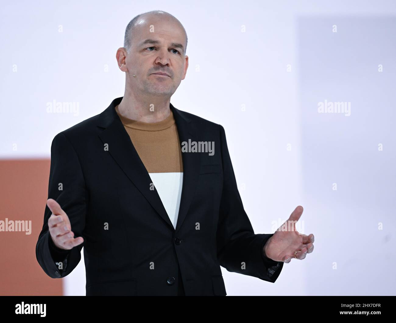 Filderstadt Sielmingen, Deutschland. 10. März 2022. Yves Müller, CFO des Modekonzerns Hugo Boss, steht während der Jahrespressekonferenz vor einer Videoleinwand. Quelle: Bernd Weißbrod/dpa/Alamy Live News Stockfoto