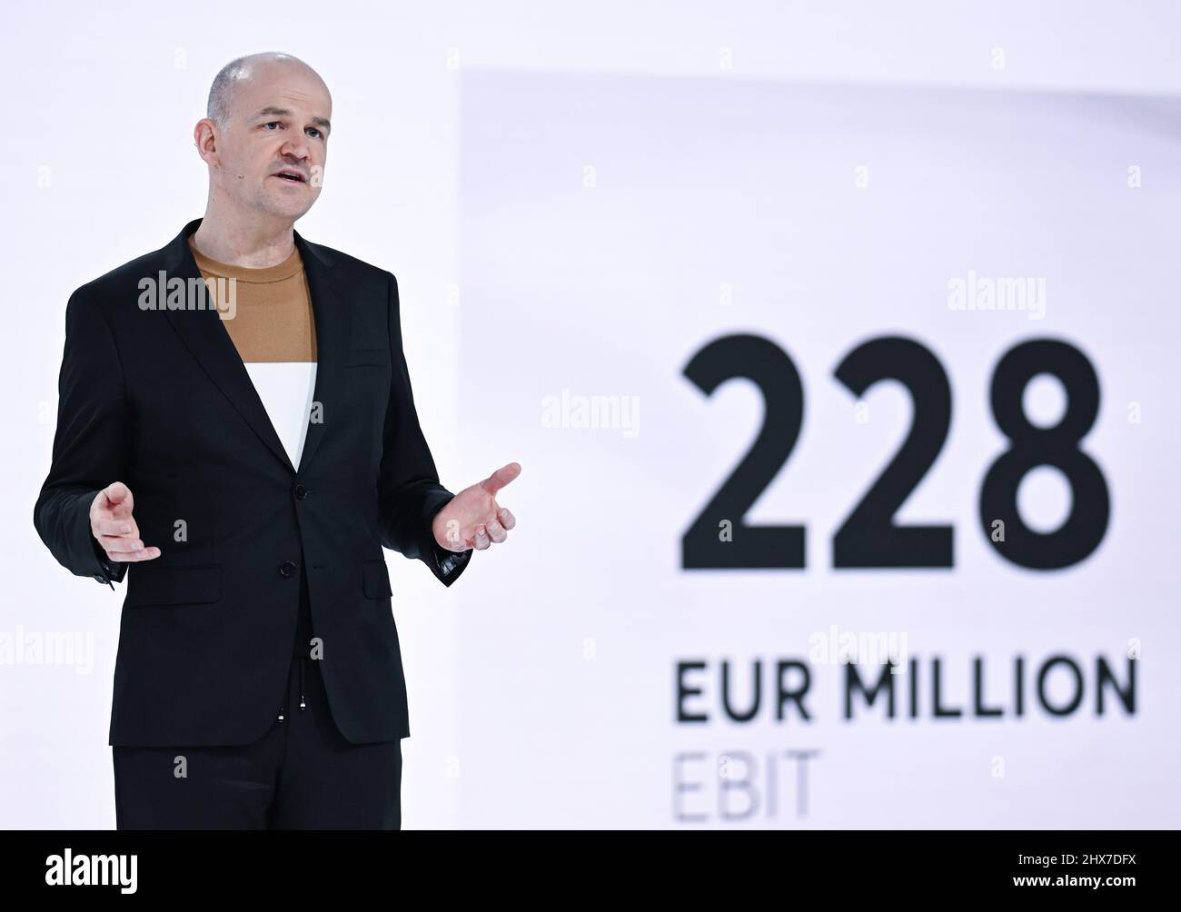 Filderstadt Sielmingen, Deutschland. 10. März 2022. Yves Müller, CFO des Modekonzerns Hugo Boss, steht während der Jahrespressekonferenz vor einer Videoleinwand. Quelle: Bernd Weißbrod/dpa/Alamy Live News Stockfoto