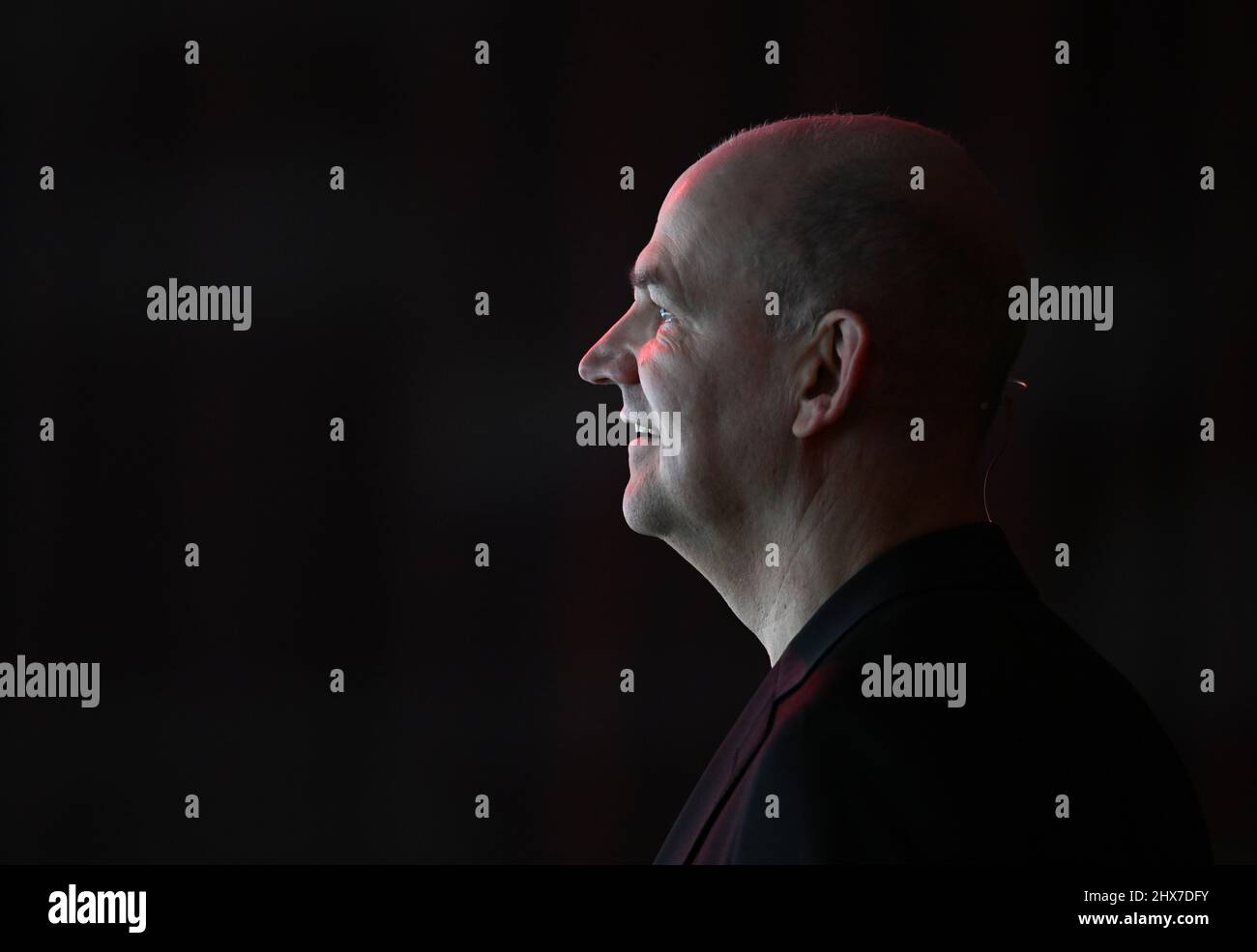 Filderstadt Sielmingen, Deutschland. 10. März 2022. Yves Müller, CFO des Modekonzerns Hugo Boss, steht während der Jahrespressekonferenz vor einer Videoleinwand. Quelle: Bernd Weißbrod/dpa/Alamy Live News Stockfoto