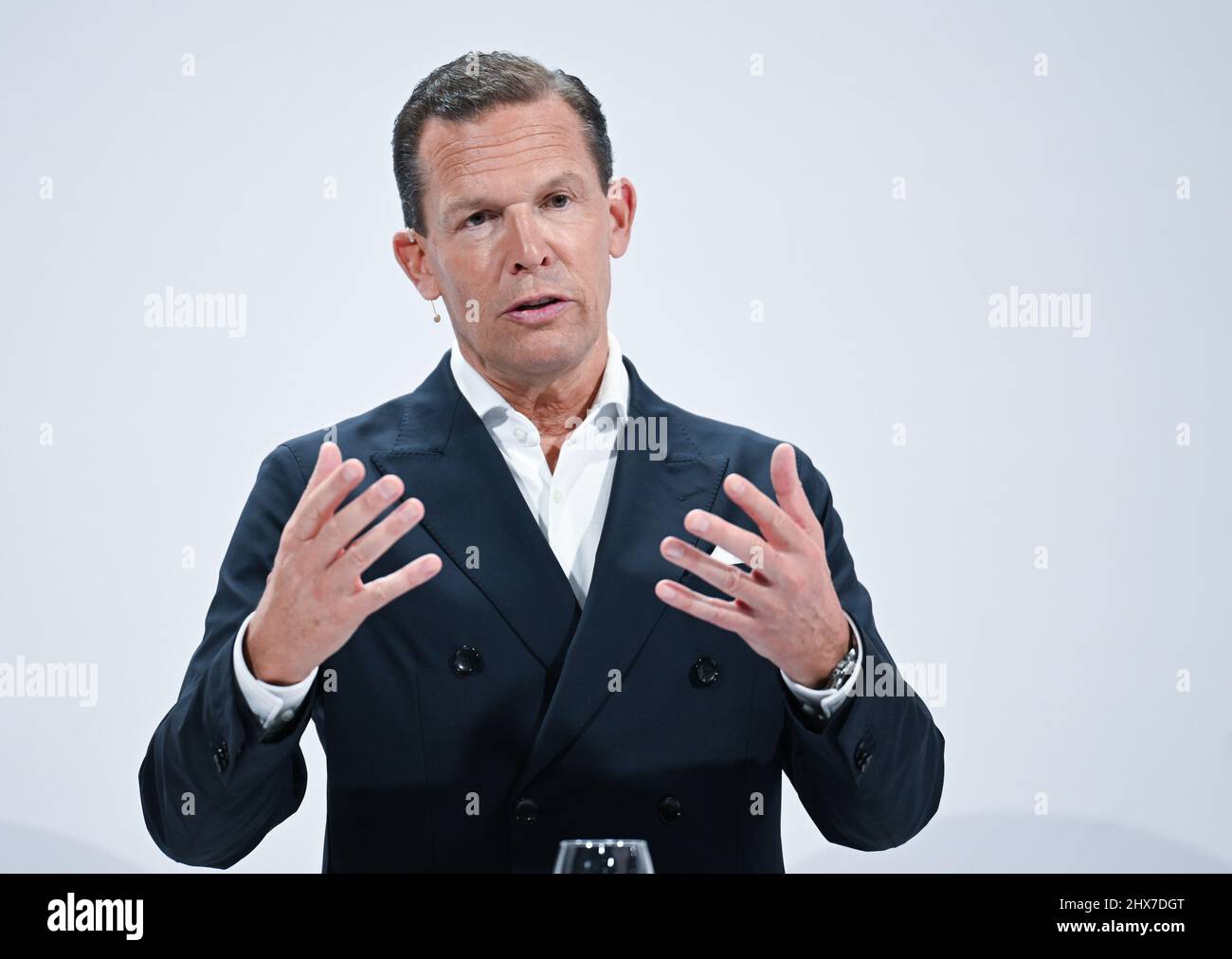 Filderstadt Sielmingen, Deutschland. 10. März 2022. Daniel Grieder, CEO des Modekonzerns Hugo Boss, steht während der Jahrespressekonferenz vor einer Videoleinwand. Quelle: Bernd Weißbrod/dpa/Alamy Live News Stockfoto