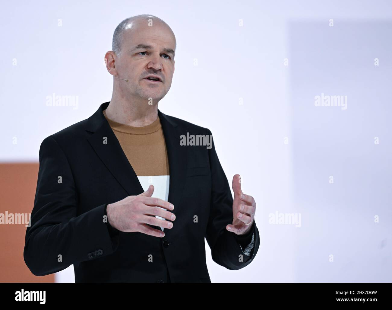 Filderstadt Sielmingen, Deutschland. 10. März 2022. Yves Müller, CFO des Modekonzerns Hugo Boss, steht während der Jahrespressekonferenz vor einer Videoleinwand. Quelle: Bernd Weißbrod/dpa/Alamy Live News Stockfoto