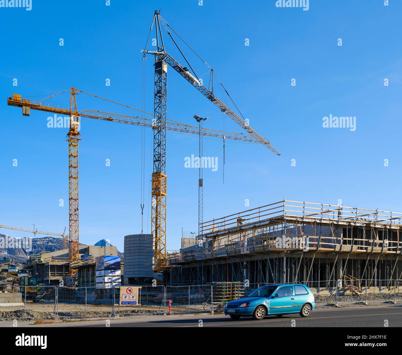 Bauboom in der schnell wachsenden Stadt. Nuuk die Hauptstadt Grönlands im Spätherbst. Amerika, Nordamerika, Grönland, dänische Terriotory Stockfoto