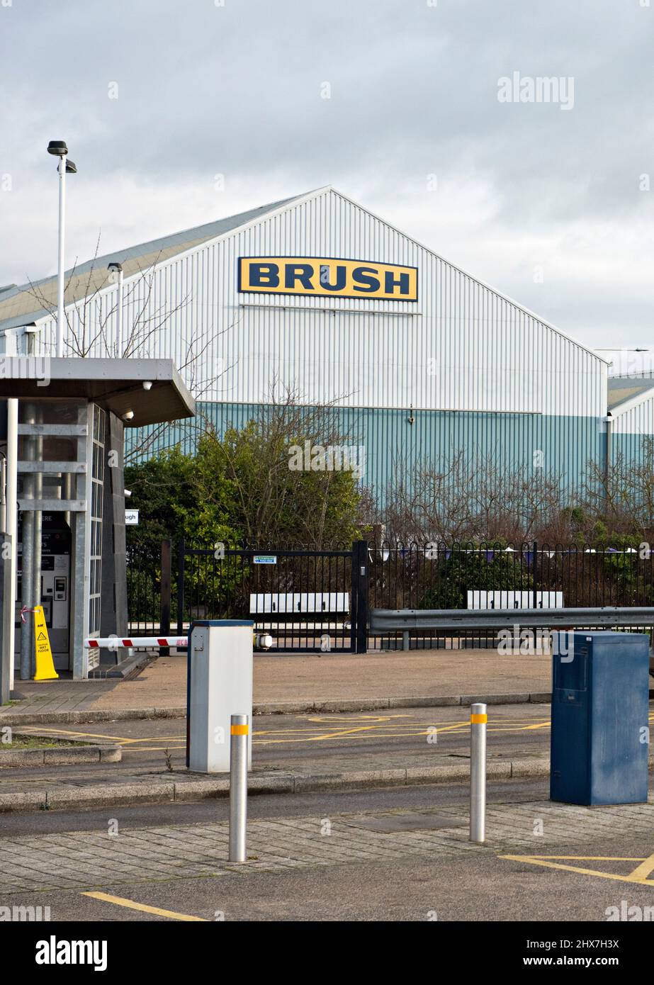 Das Logo über der nun geschlossenen Brush Traction-Fabrik, einer Niederlassung von Wabtec, in Loughborough, Großbritannien Stockfoto