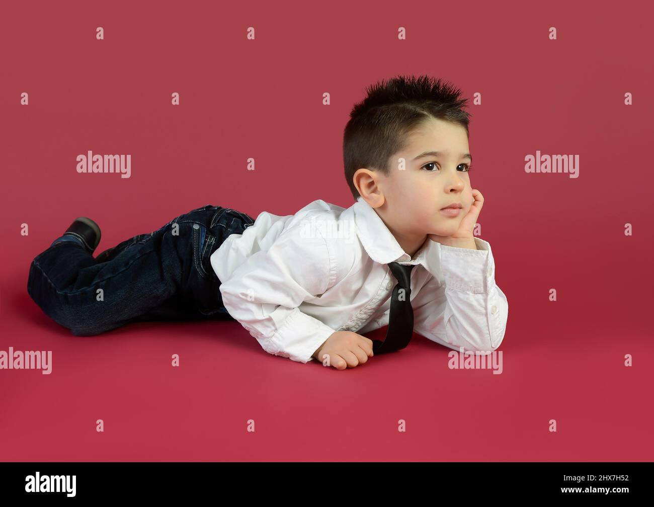 4 jahre alter junge -Fotos und -Bildmaterial in hoher Auflösung – Alamy
