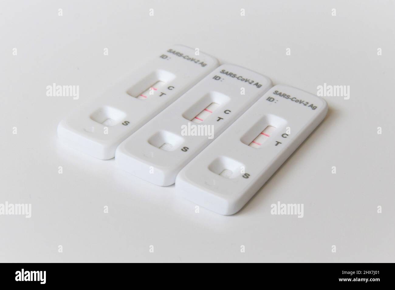 Drei positive COVID19Antigene, lateraler Fluss, Selbsttests. Weiße