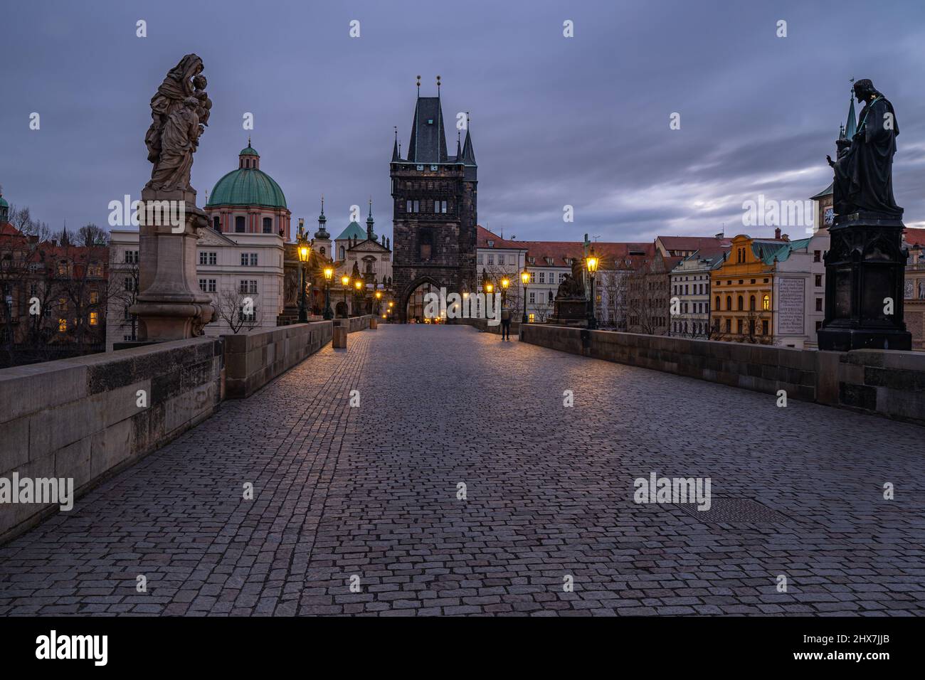 Traumhafte Aussicht bei Nacht. Am frühen Morgen auf der Karlsbrücke in der Altstadt der erstaunlichen historischen Stadt Prag, Tschechische Republik, Europa. Stockfoto