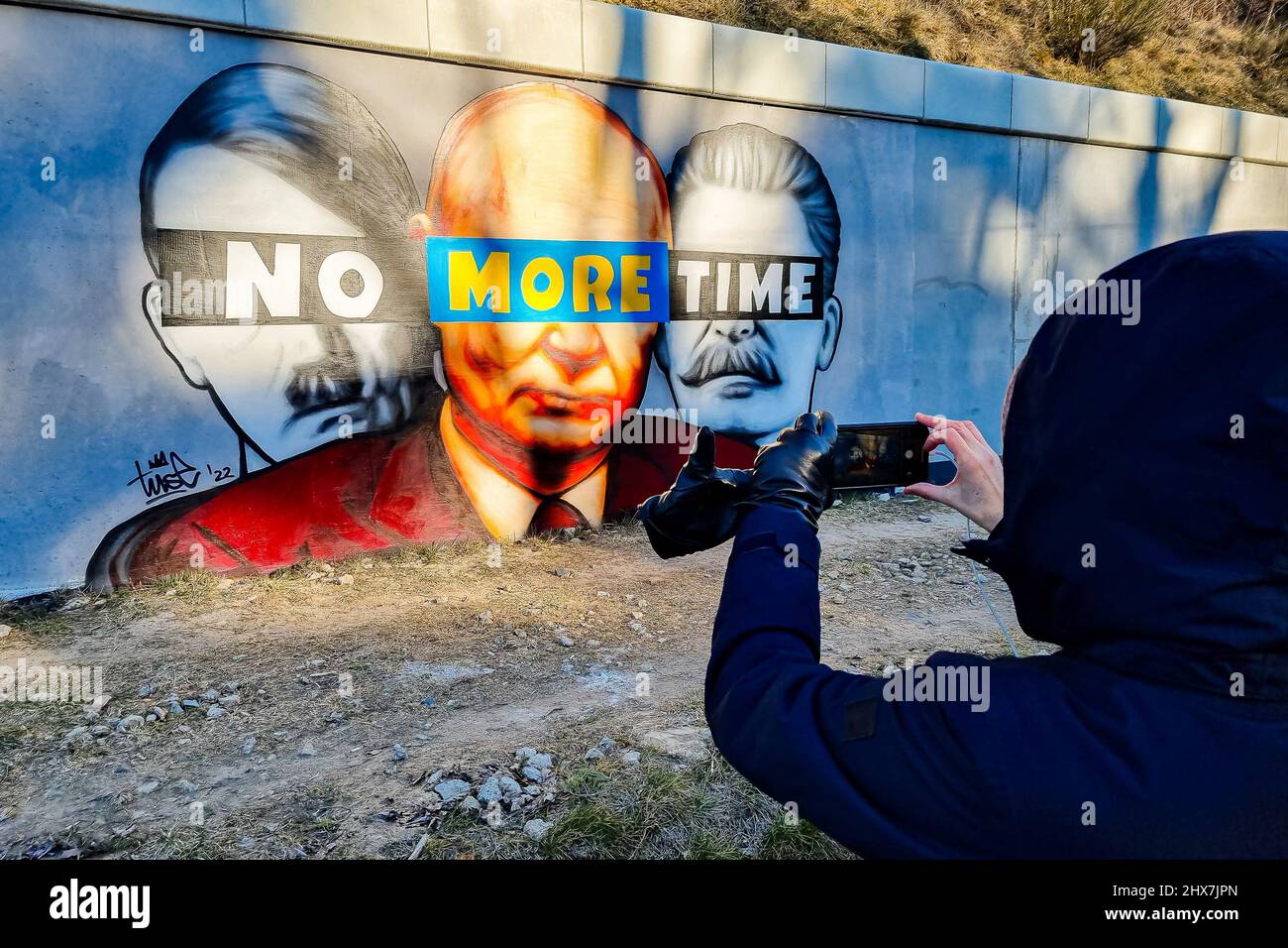Danzig, Polen. 10. März 2022. Ein Wandgemälde von Putin, Hitler und Stalin mit dem Slogan „No More Time“ ist an der Wand neben dem Bahnhof Danzig-Jasien der PKM zu sehen. Die erste einer Serie von Wandgemälden gegen den Krieg mit dem Titel „Solidarität mit der Ukraine“ wurde erstellt. Der Autor ist Tuse, einer der bekanntesten Straßenkünstler in Polen. Es ist eine gemeinsame Initiative der Woiwodschaft Pommern, der Pommerschen Stadtbahn und der Akademie der Schönen Künste in Danzig. Kredit: SOPA Images Limited/Alamy Live Nachrichten Stockfoto