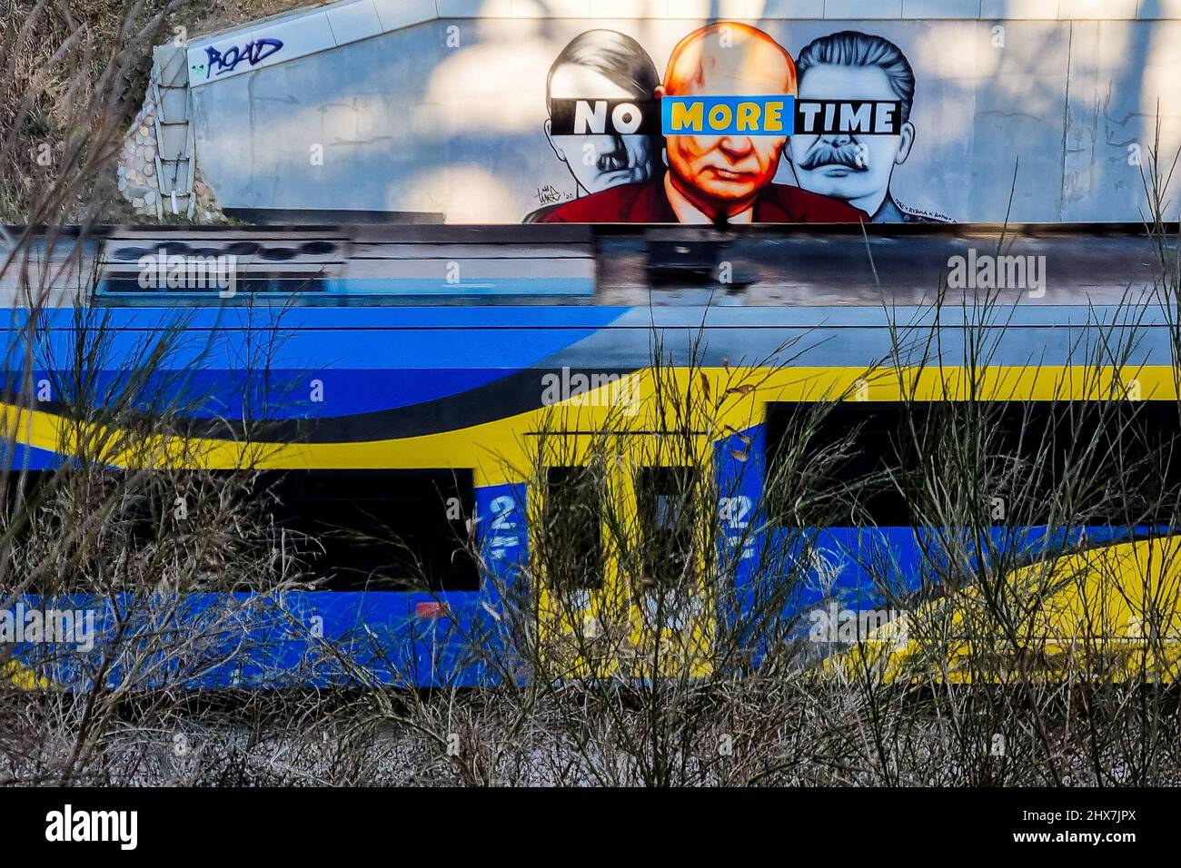 Danzig, Polen. 10. März 2022. Ein Wandgemälde von Putin, Hitler und Stalin mit dem Slogan „No More Time“ ist an der Wand neben dem Bahnhof Danzig-Jasien der PKM zu sehen. Die erste einer Serie von Wandgemälden gegen den Krieg mit dem Titel „Solidarität mit der Ukraine“ wurde erstellt. Der Autor ist Tuse, einer der bekanntesten Straßenkünstler in Polen. Es ist eine gemeinsame Initiative der Woiwodschaft Pommern, der Pommerschen Stadtbahn und der Akademie der Schönen Künste in Danzig. Kredit: SOPA Images Limited/Alamy Live Nachrichten Stockfoto