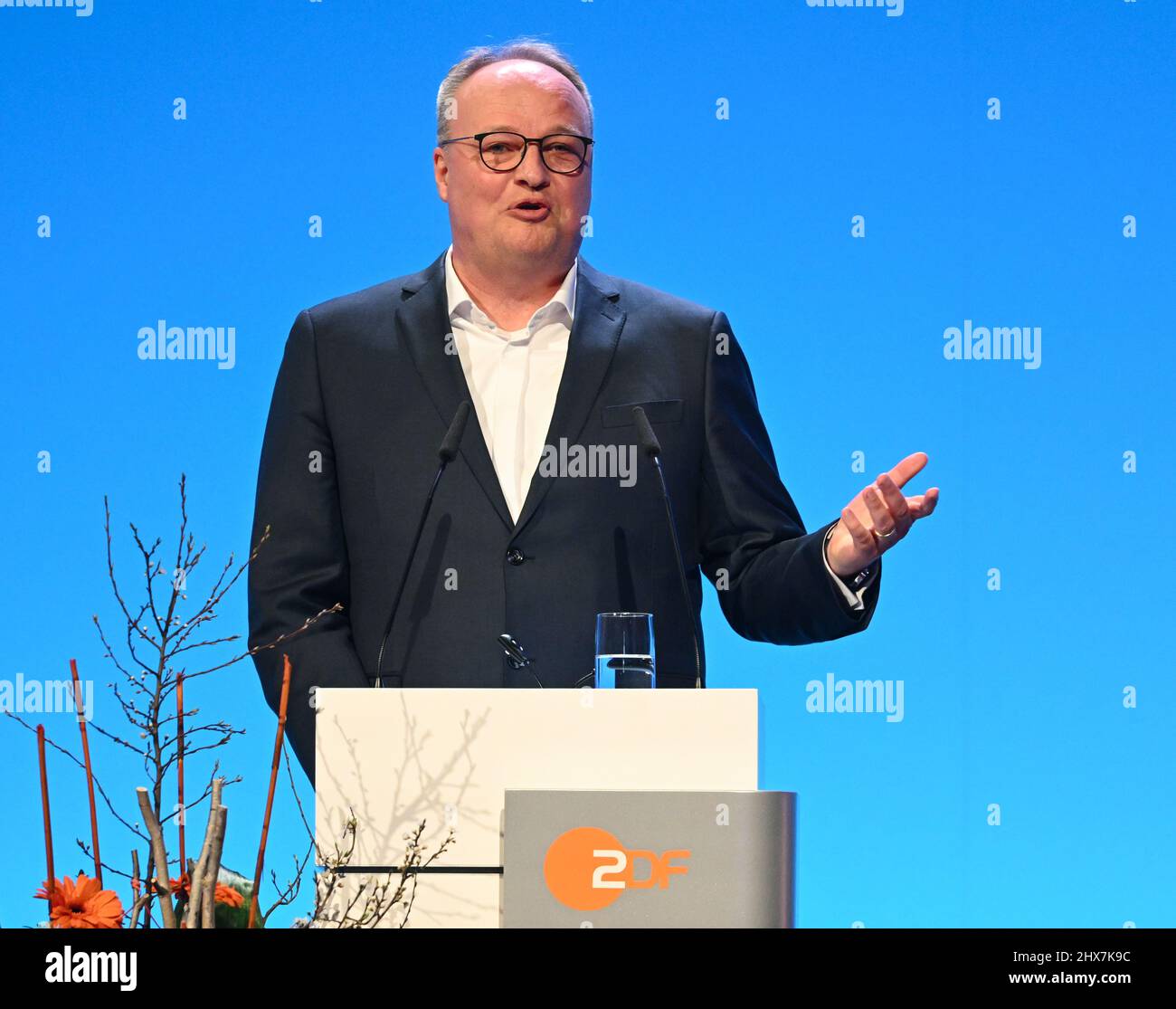 Mainz, Deutschland. 10. März 2022. Oliver Welke, TV-Moderator und Satiriker, spricht auf der festlichen Abschiedsfeier für ZDF-Regisseur Bellut. Kredit: Arne Dedert/dpa/Alamy Live Nachrichten Stockfoto