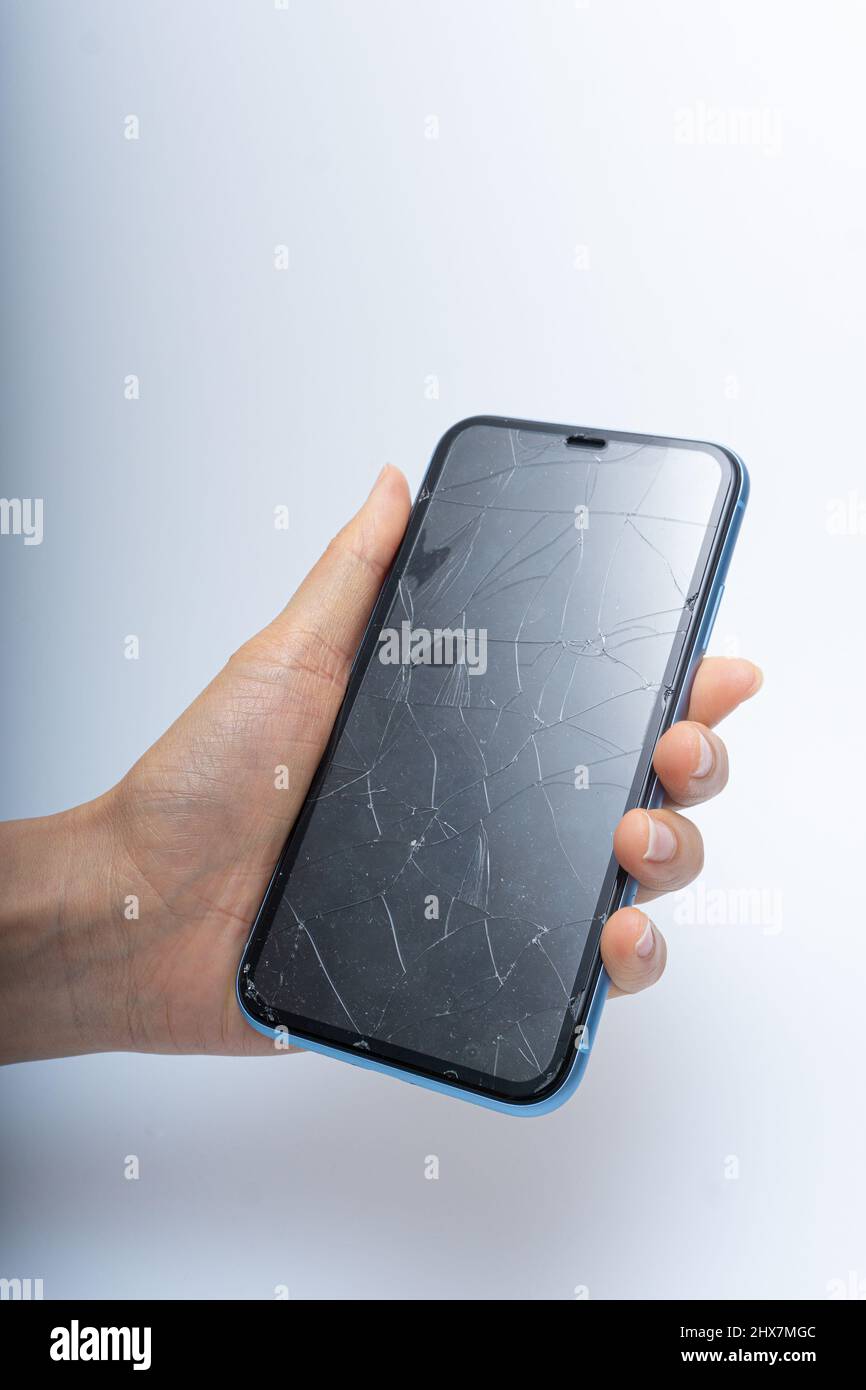 Smartphone mit stark beschädigtem Bildschirm Stockfoto