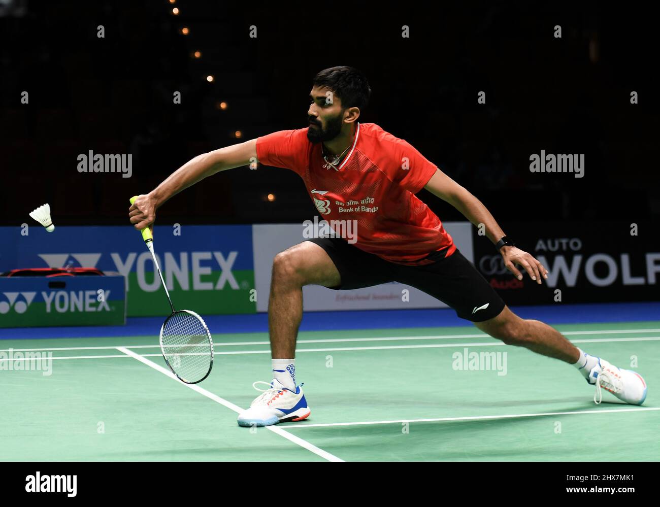 Mülheim, Deutschland. 10. März 2022. Srikanth Kidambi aus Indien gibt beim Badmintonturnier Yonex German Open 2022 in Mülheim, Deutschland, am 10. März 2022, einen Schuss während des zweiten Männerspiels zwischen Lu Guangzu aus China und Srikanth Kidambi aus Indien zurück. Quelle: Lu Yang/Xinhua/Alamy Live News Stockfoto