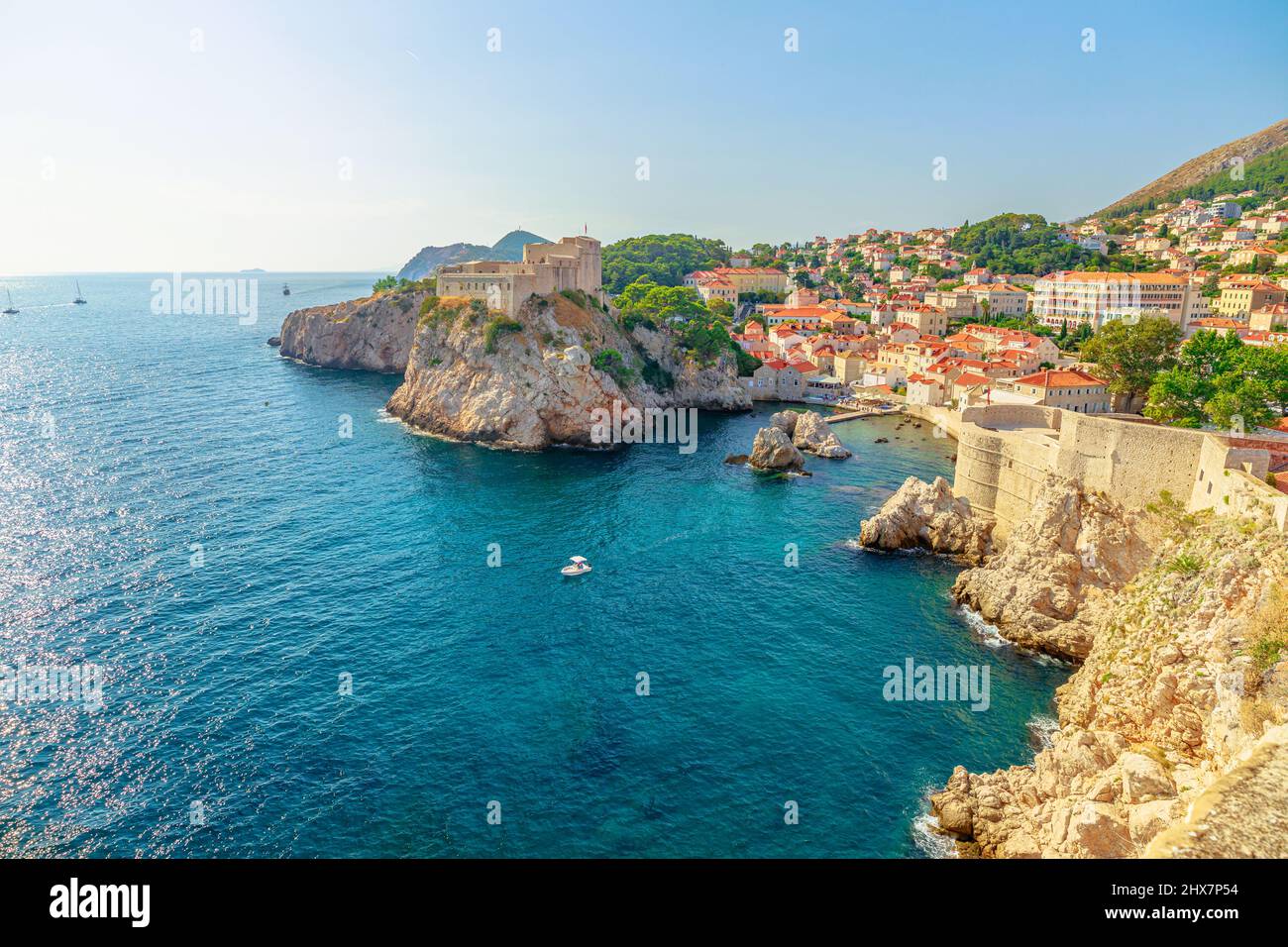 Panorama von auf den oberen Wänden der Stadt Dubrovnik von Kroatien. Blick auf die Festung Fort Lovrijenac, über den Westhafen. Dubrovnik historische Stadt Kroatien in Stockfoto