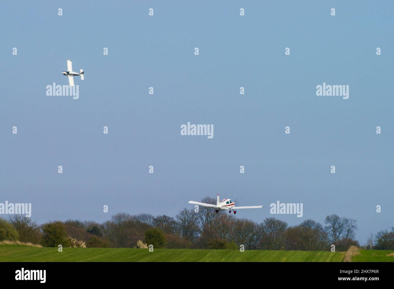 Flugzeuge starten von Great Oakley Grass Airstrip in Essex zum Royal Aero Club Air Race. Kleine Privatflugzeuge fliegen im Flugsport Stockfoto