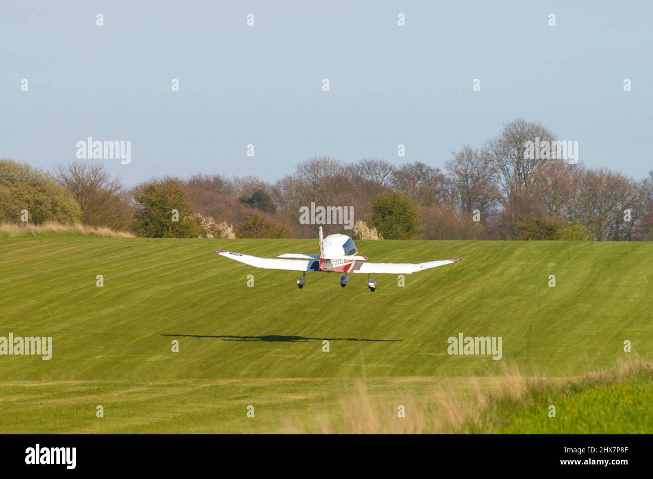Pierre Robin DR400 Regent Light Plane starting off from welling Grass Runway at Great Oakley Airfield, Essex, UK. Privater Flug auf dem Land Stockfoto