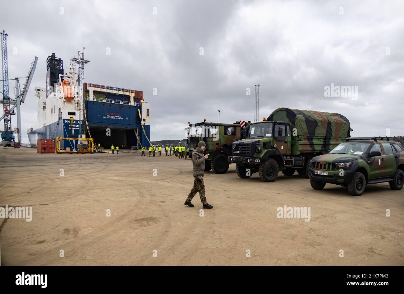 Fredrikstad 20220310.Materialien und Fahrzeuge für Teile der NATO-Schnelleingreiftruppe NRF die sehr hohe Bereitschaftbrigade in Norwegen kommt in Borg Havn in Fredrikstad an. Die Ausrüstung wird bei der militärischen Übung Cold Response 22 eingesetzt. Foto: Geir Olsen / NTB Stockfoto