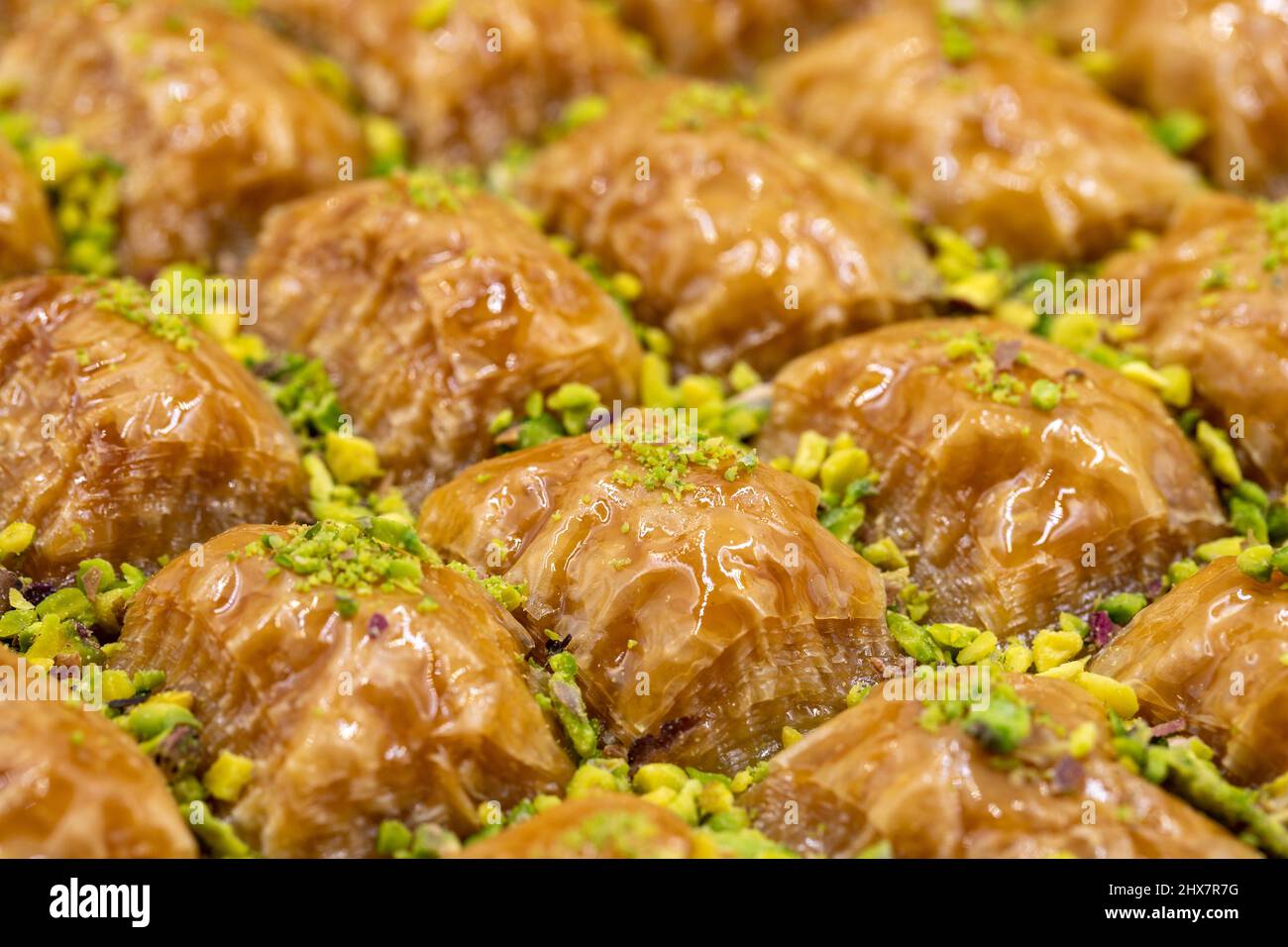 Pistazien-Baklava. Nahaufnahme. Traditionelle Aromen Des Nahen Ostens. Traditionelle türkische Baklava. Lokaler Name fistikli Baklava Stockfoto