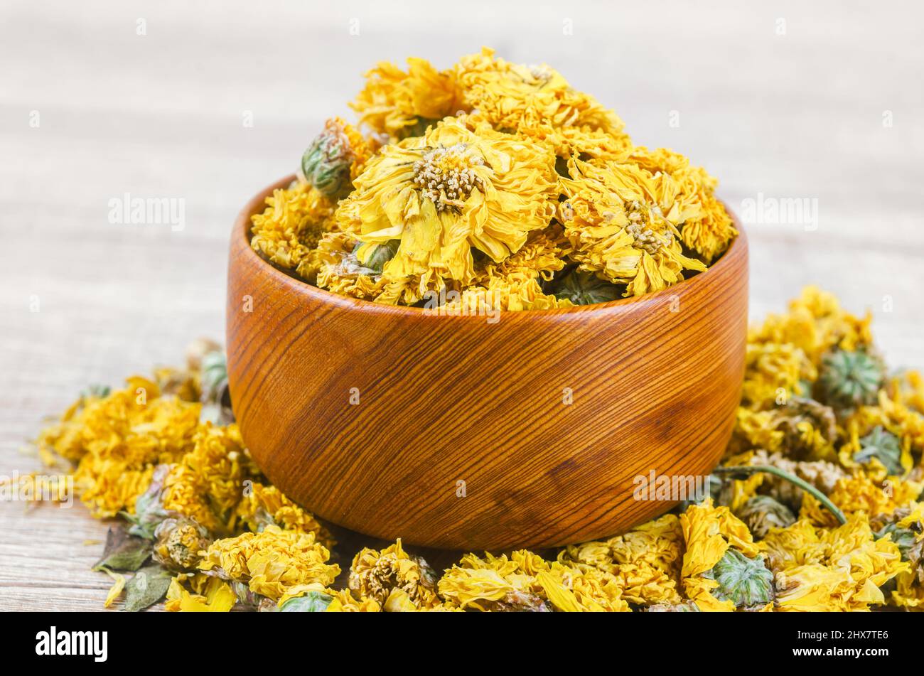 Der getrocknete Chrysantheme-Tee in einer Holzschale. Stockfoto