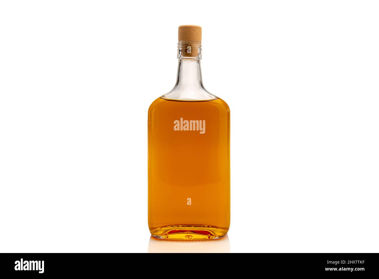 Flasche Whiskey oder Scotch Whiskey oder Bourbon oder brauner Rum isoliert auf weißem, Copy Space Stockfoto