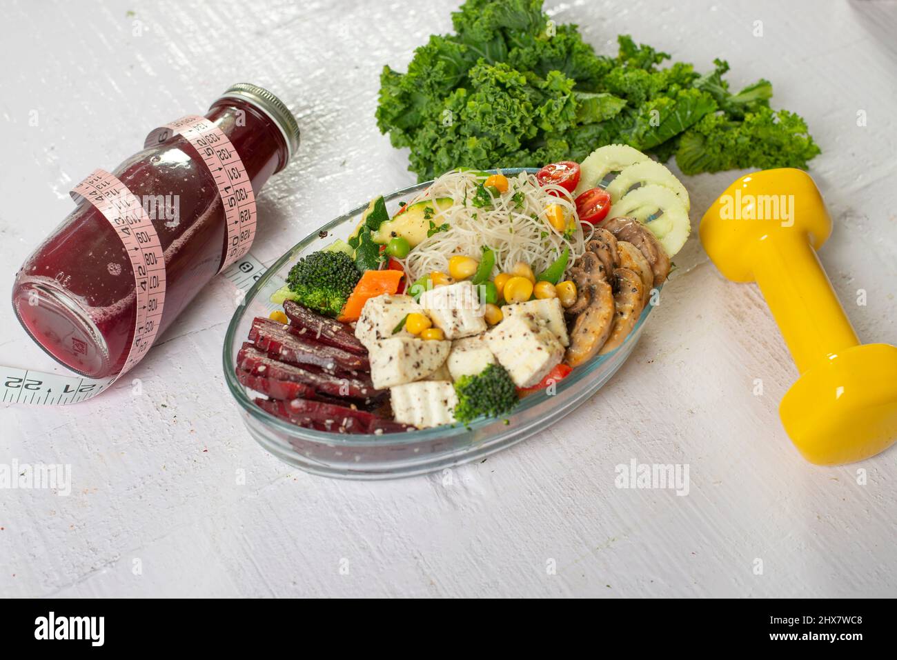 Gesunder Salat mit Pilzen, Gemüse, Tofu und frischem Saft Stockfoto