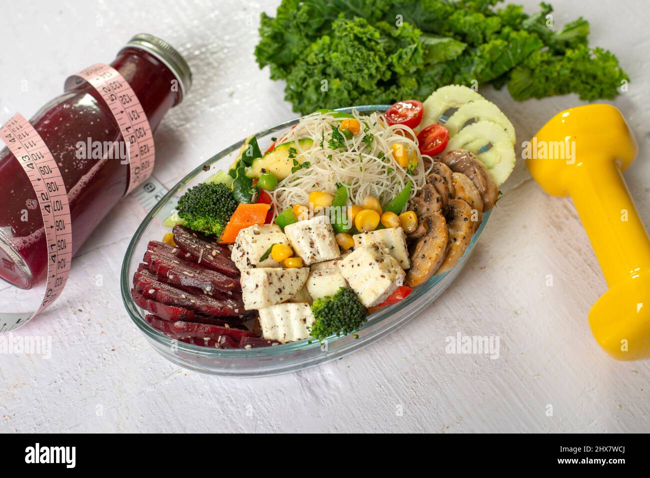 Gesunder Salat mit Pilzen, Gemüse, Tofu und frischem Saft Stockfoto