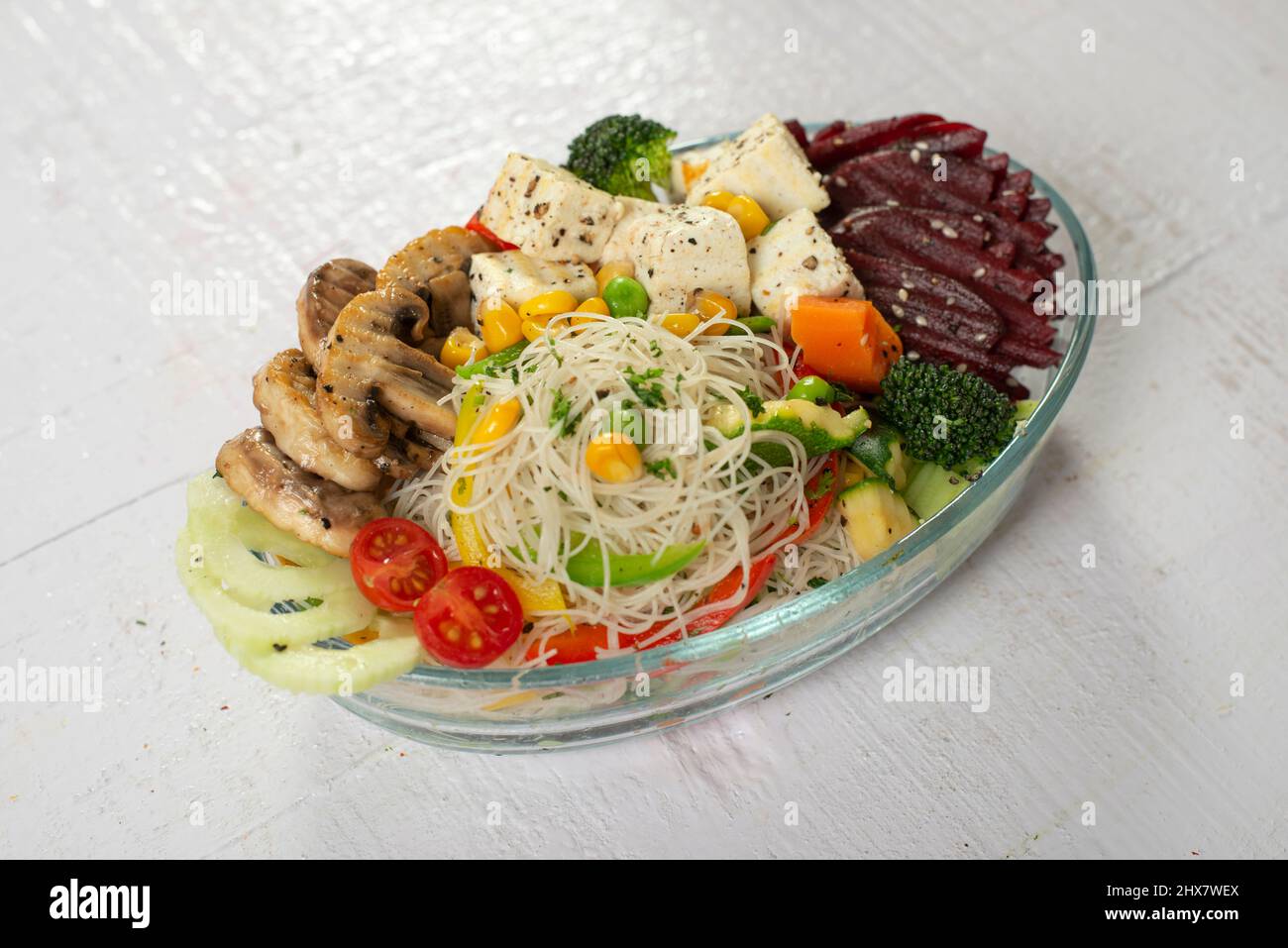 Gesunder Salat mit Pilzen, Gemüse, Tofu und frischem Saft Stockfoto
