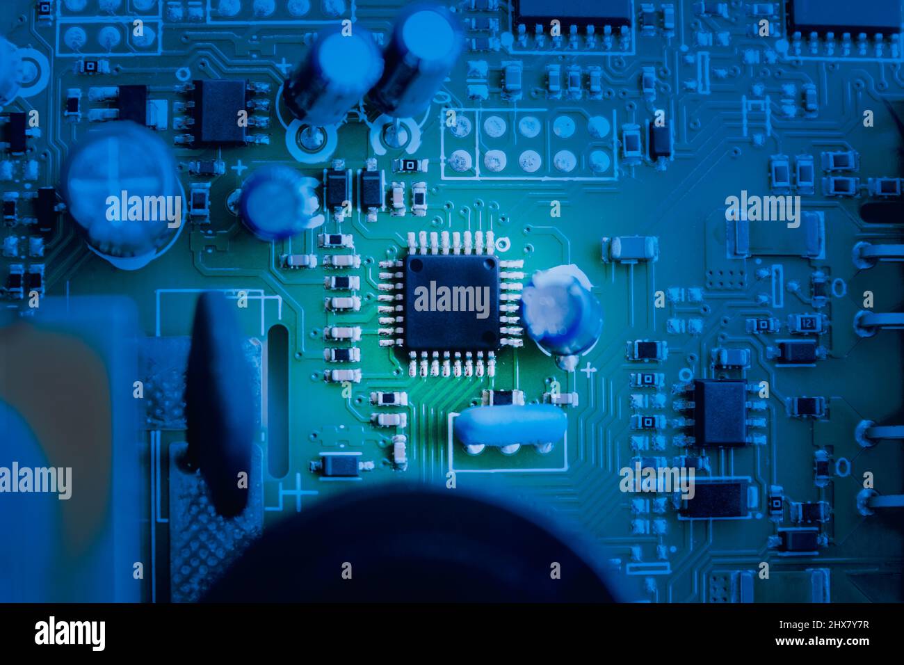 Nahaufnahme der elektronischen Leiterplatte mit SMD-Bauteilen und Chips. Stockfoto