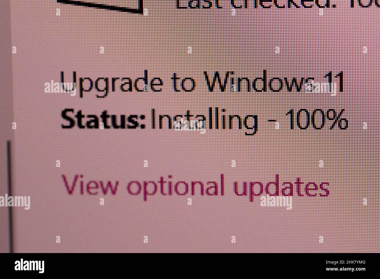 Führen Sie ein Upgrade auf Windows 11 durch, und installieren Sie es auf einem PC Stockfoto