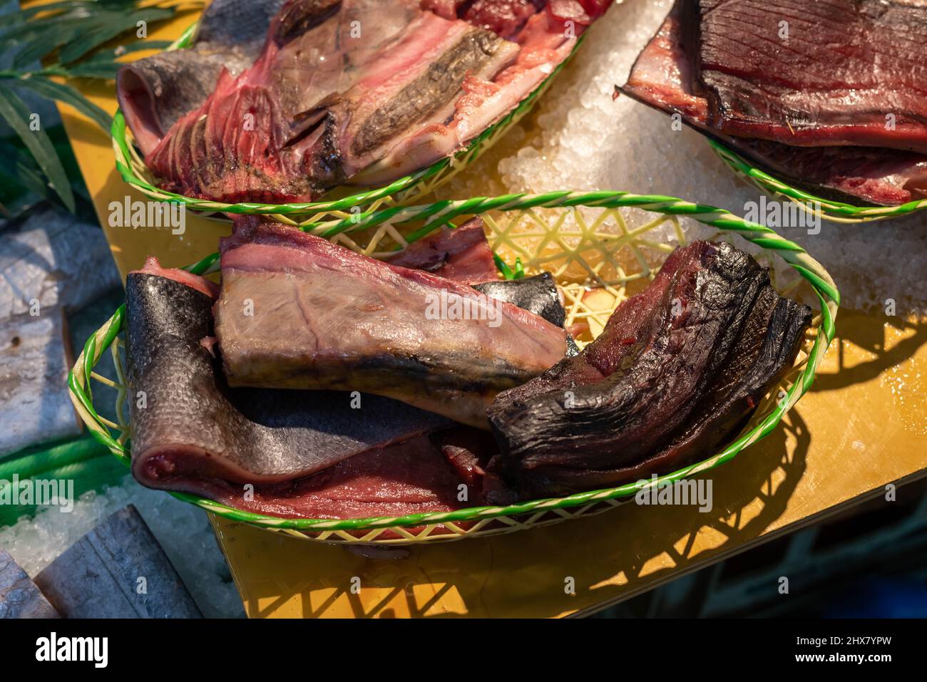Frisches, schwarzes und rotes Thunfisch-Fleisch zum Verkauf auf einem asiatischen Nassmarkt. Stockfoto