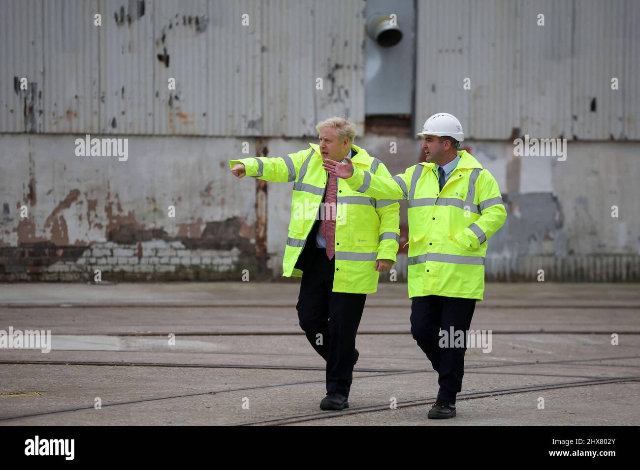 Premierminister Boris Johnson geht mit dem Geschäftsführer von Cammell Laird, Mike Hill (rechts), auf die Cammel Laird Werft in Merseyside. Bilddatum: Donnerstag, 10. März 2022. Stockfoto