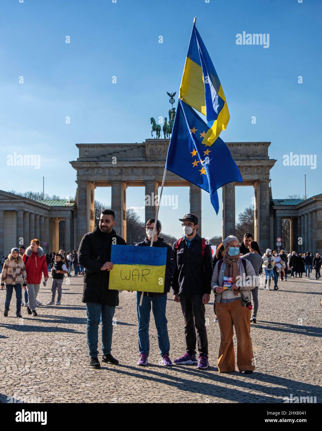 Demonstranten zeigen Solidarität mit der Ukraine als Reaktion auf die russische Militäroffensive. Brandenburger Tor, Berlin, Deutschland, Plakat „Stop war“ Stockfoto