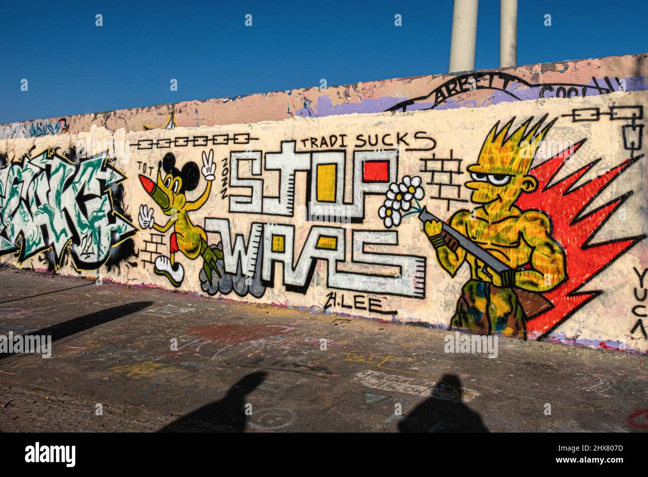 Kunstwerke protestieren gegen die russische militärische Invasion der Ukraine an der ehemaligen Berliner Grenzmauer im Mauerpark, Prenzlauer Berg, Berlin. Stockfoto