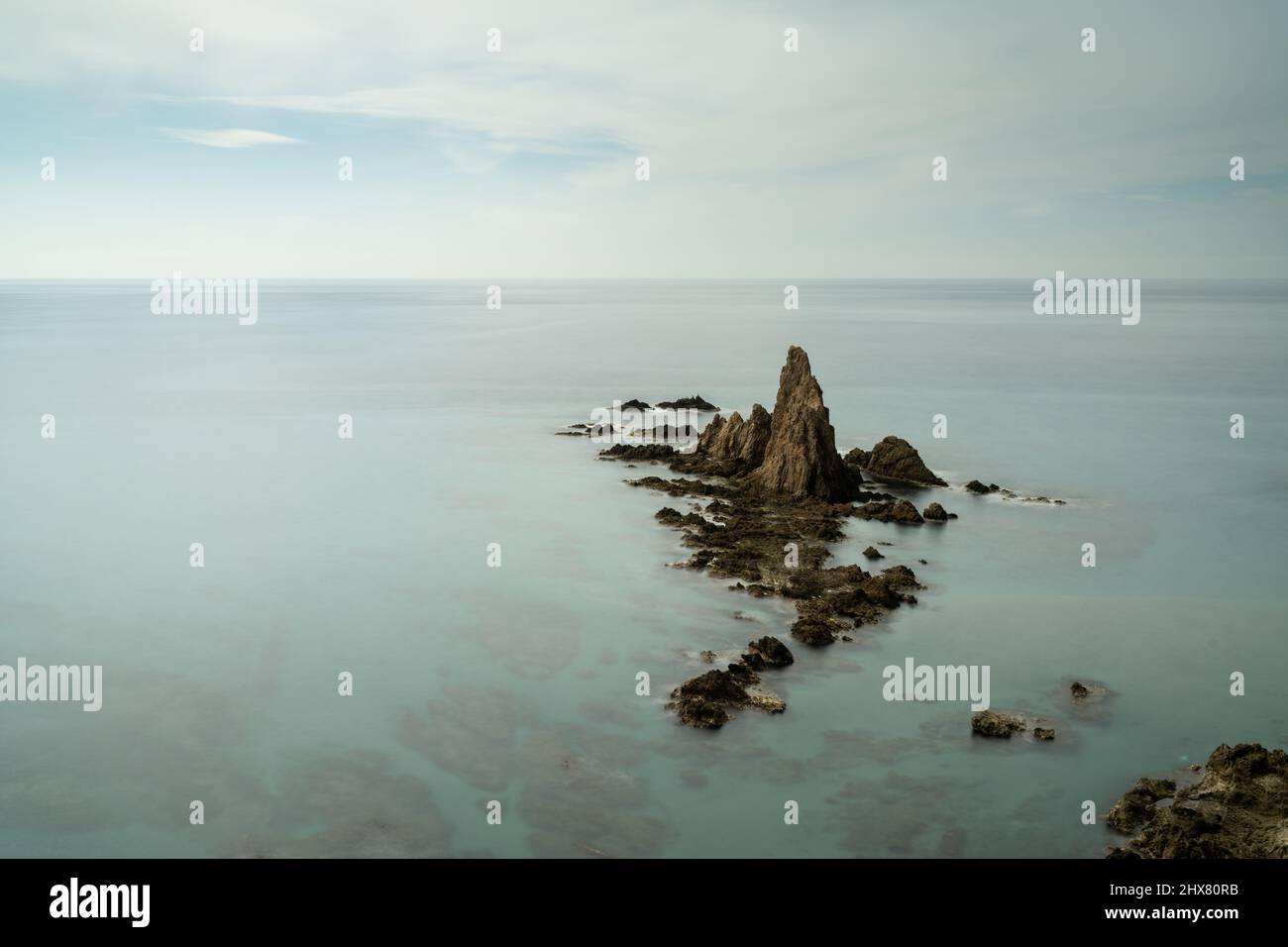 Langzeitansicht des Las Sirenas Riffs in Südspanien Stockfoto