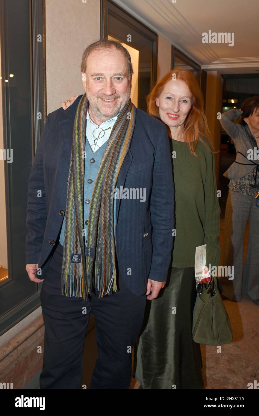 München, Deutschland. 09. März 2022. Der Komponist Harold Faltermeyer kommt zur Premiere der Komödie "Love Money" in der Komödie im Bayerischen Hof . Quelle: Düren/dpa/Alamy Live News Stockfoto