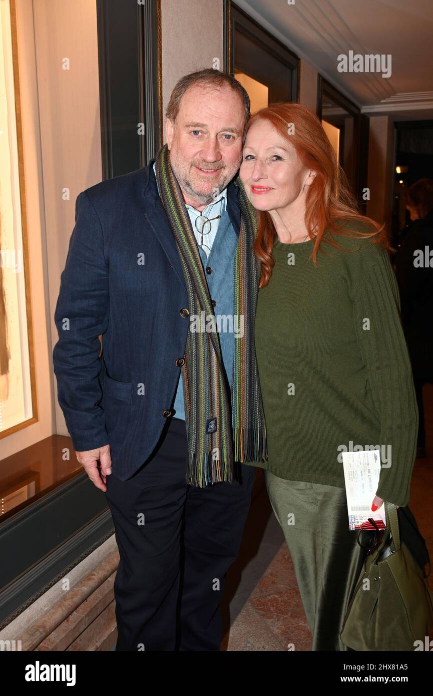 München, Deutschland. 09. März 2022. Der Komponist Harold Faltermeyer und seine Frau Birgitt Wolff kommen zur Premiere der Komödie "Love Money" in die Komödie im Bayerischen Hof. Quelle: Düren/dpa/Alamy Live News Stockfoto